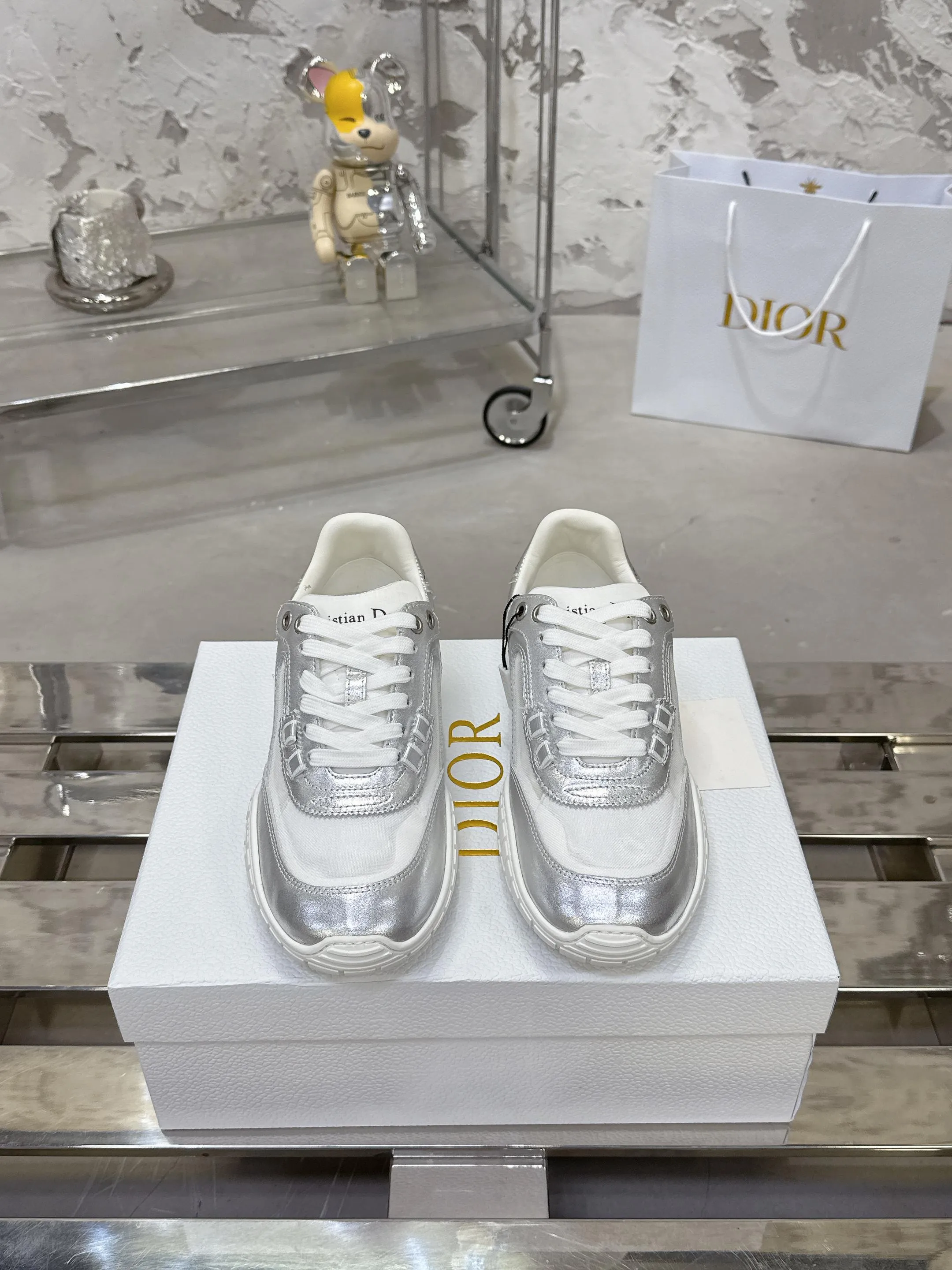 Factory price 640💰 Top version! ! ! Dior Tech sneakers Dior Tech is newly launched, with exquisite color matching and autumn and winter atmosphere. This Dior Tech sneaker is a new product in the 2026 early spring ready-to-wear series. It is equipped with fashionable details and highlights the retro aesthetics. Made of calfskin and suede calfskin upper with transparent mesh side panels and ChristianDior Paris signature on the heel and tongue. A textured, tonal Dior signature sole adds couture style. Upper material: Textile, cowhide split leather, cowhide leather with Christian Dior Paris logo on the heel and tongue Textured Dior logo rubber sole embellished with Christian Dior's lucky star symbol! Size 35-46 (40 for women, 41 for men, 38.45.46, custom made and non-refundable)